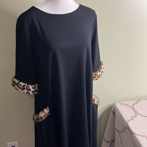 Sara Campbell black short sleeve fur trim cheetah front pockets swing dress - Picture 4 of 17